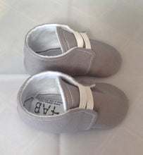 Load image into Gallery viewer, Gray Shoes with Elastic