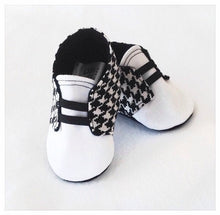 Load image into Gallery viewer, Black and White Houndstooth Baby Shoes with Elastic
