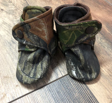 Load image into Gallery viewer, Hunting Camo Snap Boots