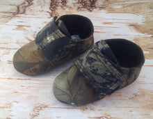 Load image into Gallery viewer, Mossy Oak Camo Shoes with Straps