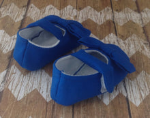 Load image into Gallery viewer, Royal Blue Baby Girl Shoes with Bows | Newborn size up to 24 Months
