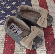 Load image into Gallery viewer, Army Camo Girl Shoes with Bows | Newborn size up to 24 Months