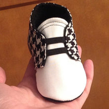 Load image into Gallery viewer, Black and White Houndstooth Baby Shoes with Elastic