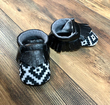 Load image into Gallery viewer, Black &amp; White Print Baby Moccasins