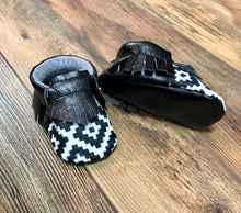 Load image into Gallery viewer, Black &amp; White Print Baby Moccasins