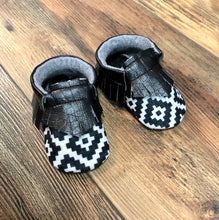 Load image into Gallery viewer, Black &amp; White Print Baby Moccasins