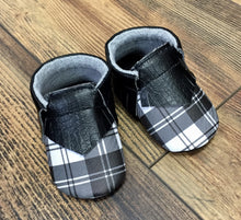 Load image into Gallery viewer, Black &amp; White Plaid Baby Moccasins